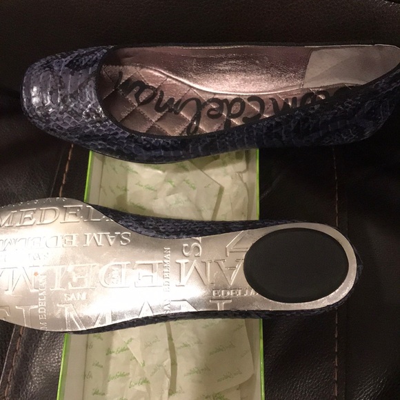 Sam Edelman python snake flat. It says blue print but looks more like a purple - Picture 1 of 2